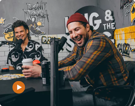 Zwei Männer bei einer Podcast-Aufnahme im Studio.