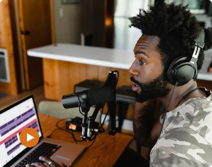 Person nimmt einen Podcast auf.