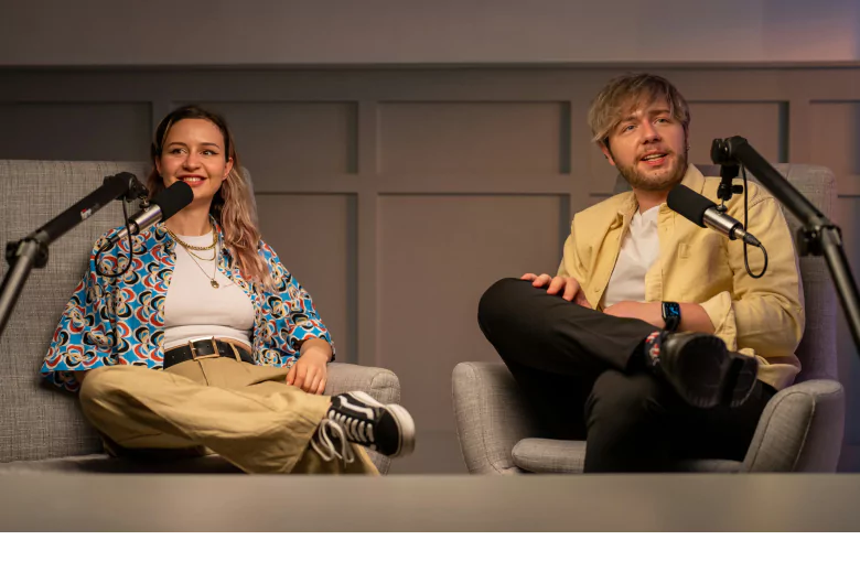 Zwei Personen in einem Podcast-Studio