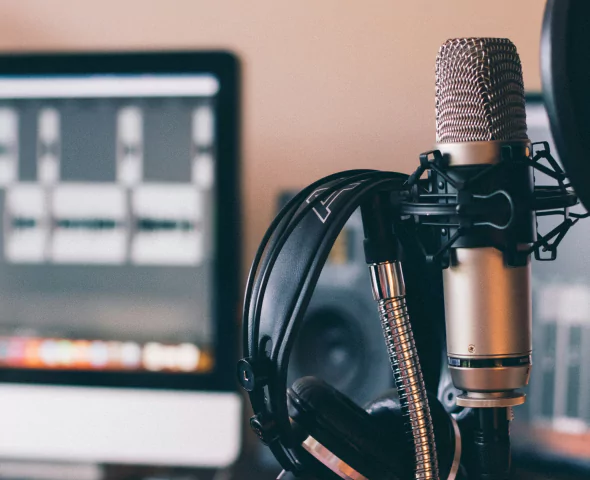 Mikrofon und Kopfhörer im Studio