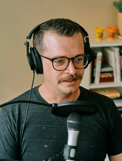 Mann mit Kopfhörern und Mikrofon.