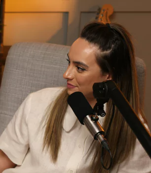 Frau spricht in ein Mikrofon.