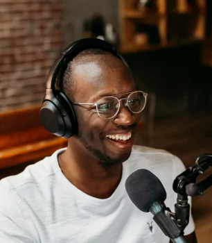 Mann spricht in Mikrofon