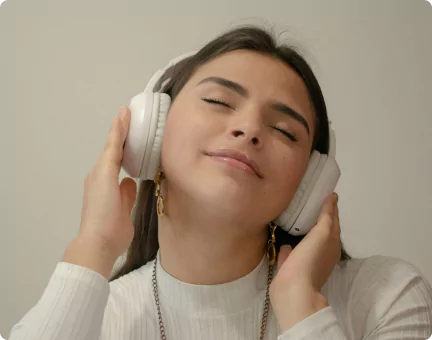 Person genießt Musik mit Kopfhörern