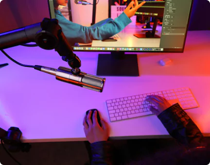 Person bearbeitet am Computer.