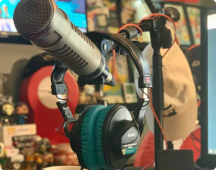 Mikrofon und Kopfhörer auf einem Tisch